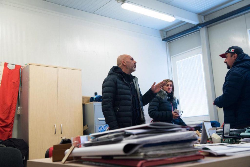 La città di Amatrice coperta dalla neve e il sindaco Sergio Pirozzi nel suo ufficio provvisorio