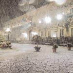 “Burian”, la Sicilia si trasforma in una piccola “Siberia Mediterranea”: eccezionale nevicata notturna a Taormina e Acireale [FOTO LIVE]