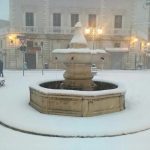 Il “Burian” porta neve e gelo in Puglia: imbiancate persino le spiagge del Salento [GALLERY]