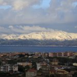 Lo Stretto di Messina si trasforma in un fiordo scandinavo: tantissima neve al risveglio [GALLERY]