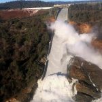 California, diga di Oroville a rischio collasso: si teme un muro d’acqua nella valle [GALLERY]