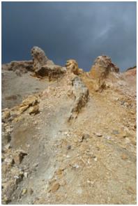 Foto 1 e 2. Affioramento di una vena di gesso sub-verticale di spessore metrico (a sinistra) e di un sistema anastomizzato di vene decimetri e centimetriche (a destra). Ambedue i sistemi affiorano nel settore occidentale di Lipari nella zona di Quattropani, nell’area nota come Cava del Caolino