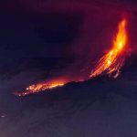 Esplosione Etna, il racconto del vulcanologo: “ho una ferita in testa ma sto bene e mi sto calando una birra”