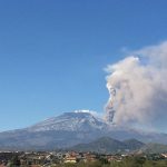 Eruzione Etna, nuova violenta esplosione stavolta a bassa quota: impressionante nube di cenere [FOTO LIVE]