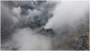 Fig.3 - Attività fumarolica nell’area di Pisciarelli, localizzata immediatamente a est della Solfatara