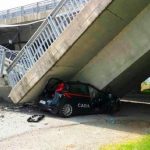 Cuneo, crolla ponte della tangenziale di Fossano: frantumata un’auto dei Carabinieri durante un posto di blocco [FOTO]