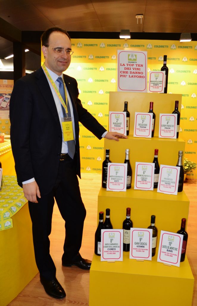 Il presidente della Coldiretti Roberto Moncalvo al Vinitaly davanti alla top ten dei vini che danno più lavoro