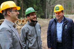 Luigi Bovolenta auditor per la certificazione Fsc (sx) Diego Florian direttore Fsc Italia Diego Rigoni ass