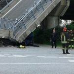Cuneo, crolla ponte della tangenziale di Fossano: frantumata un’auto dei Carabinieri durante un posto di blocco [FOTO]
