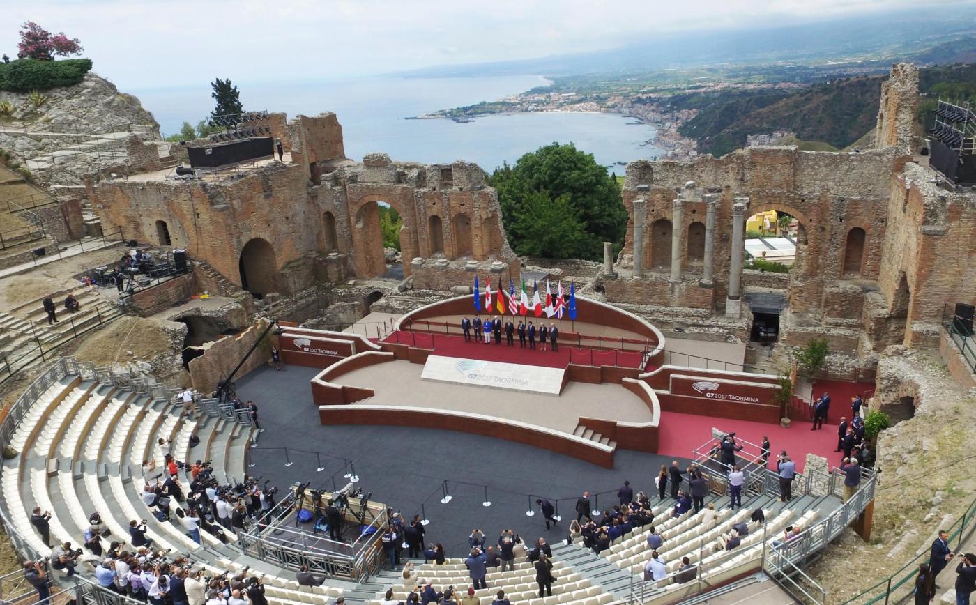 Ancient theater. Таормина Сицилия театр. Театр в Тавромении Таормина. Амфитеатр Таормина. Театр в Таормине Сицилия.