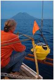Fase di rilascio di un OBS (Ocean-Bottom Seismometers)