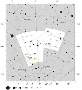Questo grafico mostra la debole costellazione del Tucano, che ospita la piccola vicina della nostra Galassia chiamata Piccola Nube di Magellano (indicata con un contorno verde): sono indicate le stelle visibili a occhio nudo in una notte buia e serena. La galassia stessa è facilmente visibile senza telescopio: appare come una debole macchia luminosa che assomiglia a una piccola nuvola. Sono segnati anche due ammassi globulari: NGC 104 (noto anche come 47 Tucanae) e NGC 362, non legati alla nebolusa e molto più vicini alla Terra. Crediti: ESO, IAU and Sky & Telescope