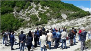 Sezione del Monte Cagnero dell’Appennino umbro-marchigiano (nei pressi di Urbania): cerimonia ufficiale del Chiodo d'Oro (Golden Spike) per segnalare ufficialmente la base del Global Stratotype Section and Point (GSSP) del piano Cattiano