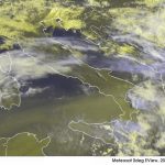 Caldo, impressionante “onda africana” al Sud: enorme nuvola di Sabbia del Sahara tinge di giallo i cieli del Mediterraneo oscurando il sole [GALLERY]