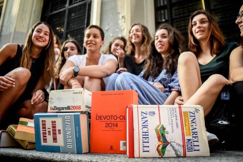 Studenti del Liceo Parini in attesa di entrare per la prima prova dell esame di maturità