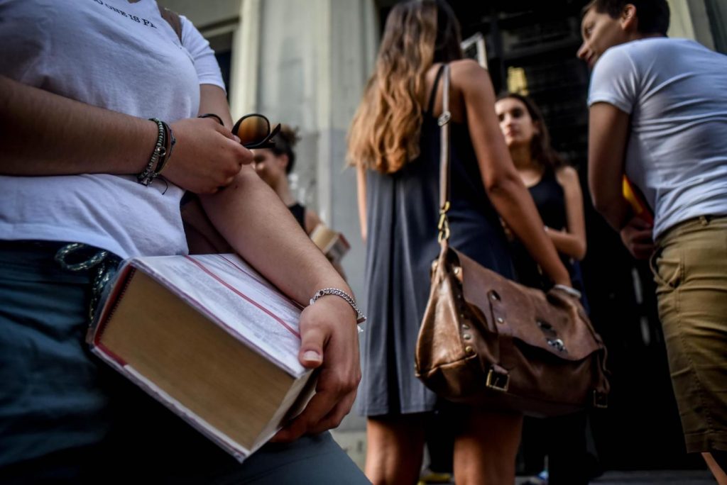 Studenti del Liceo Parini in attesa di entrare per la prima prova dell esame di maturità
