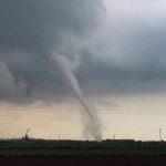 Maltempo, Centro/Nord in ginocchio: tornado devastanti, freddo anomalo e fiumi in piena! [FOTO LIVE]