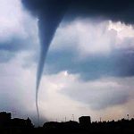 Maltempo, Centro/Nord in ginocchio: tornado devastanti, freddo anomalo e fiumi in piena! [FOTO LIVE]