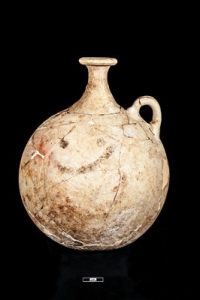 Lo "smile" più antico di sempre? Un vaso dipinto risalente al 1700 a.C. rinvenuto in una sepoltura al di sotto di una casa nell'area A East di Karkemish