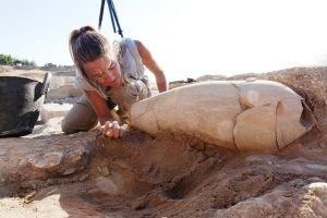 Operazioni di scavo attorno ad un'anfora del periodo neoassiro (VII secolo a.C.)