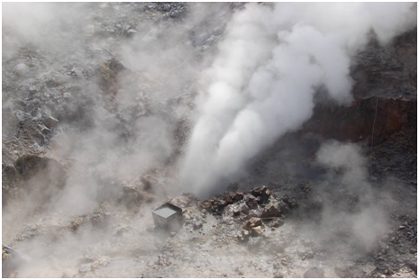 Figura 2: La fumarola di Pisciarelli nelle pendici orientali della Solfatara. La forte emissione si è attivata nel 2009 (foto Carmine Minopoli)