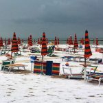 Maltempo, ecco lo “shock termico” sull’Adriatico: spiagge imbiancate, litorali devastati tra Marche e Abruzzo