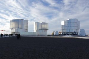 Uno scorcio che mostra tre dei quattro telescopi che compongono il Very Large Telescope (VLT) dell'ESO, sul Cerro Paranal in Cile. Crediti: INAF- Marco Galliani