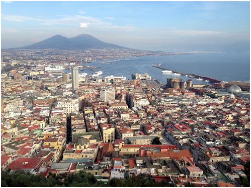 Il centro della città di Napoli con il Somma-Vesuvio sullo sfondo, veduta dalla collina di San Martino
