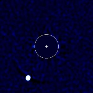 L'immagine, presa nella banda del vicino infrarosso, mostra l'esopianeta (indicato dalla lettera b) in orbita attorno alla stella HIP65426 (la cui posizione è indicata dalla croce) nell'associazione Scorpius-Centaurus. La luce della stella centrale è bloccata da un coronografo. Crediti: ESO/SPHERE Consortium/G. Chauvin et al.