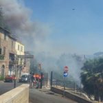 Caldo e siccità a Roma, situazione drammatica: incendi tra le case di Mentana e Tivoli, evacuazioni [FOTO LIVE]