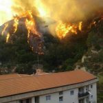 Incendi, inferno in Sicilia: evacuate case a Messina e Enna, poli dell’Università in fiamme [FOTO]