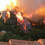Incendio Messina, situazione drammatica: fiamme tra le case, brucia l’Università. Attivata l’Unità di Crisi – LIVE