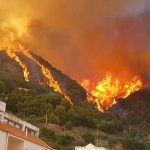 Incendio Messina, situazione drammatica: fiamme tra le case, brucia l’Università. Attivata l’Unità di Crisi – LIVE