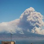 Incendio Vesuvio, vulcano inghiottito dal fuoco: altissima colonna di fumo, arriva a 3.000 metri di altitudine come se fosse un’eruzione [FOTO LIVE]