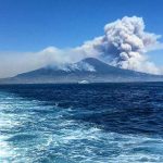 Incendio Vesuvio, vulcano inghiottito dal fuoco: altissima colonna di fumo, arriva a 3.000 metri di altitudine come se fosse un’eruzione [FOTO LIVE]