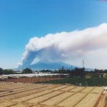 Incendi, il Vesuvio in fiamme: il fumo sovrasta il Golfo Napoli, “sembra un’eruzione” [GALLERY]