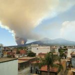 Incendio Vesuvio, situazione drammatica: evacuazioni in corso, “mandateci l’esercito, è un disastro” [FOTO LIVE]