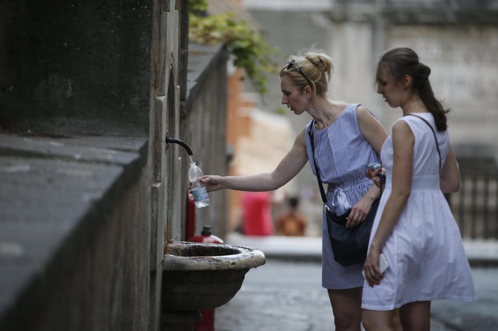Roma, emergenza idrica: l’acqua delle fontane e dei nasoni dà refrigerio ai turisti