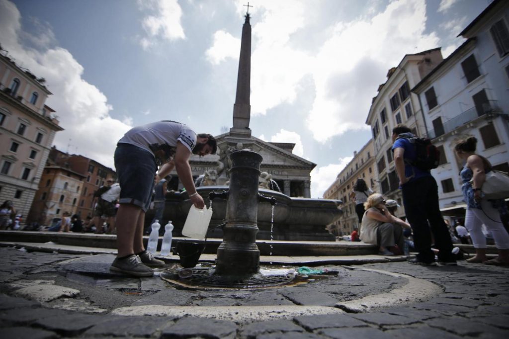 Roma, emergenza idrica: l’acqua delle fontane e dei nasoni dà refrigerio ai turisti