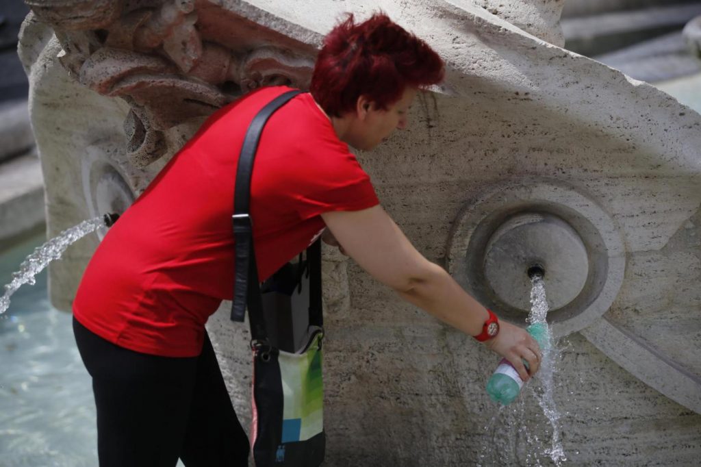 Roma, emergenza idrica: l’acqua delle fontane e dei nasoni dà refrigerio ai turisti