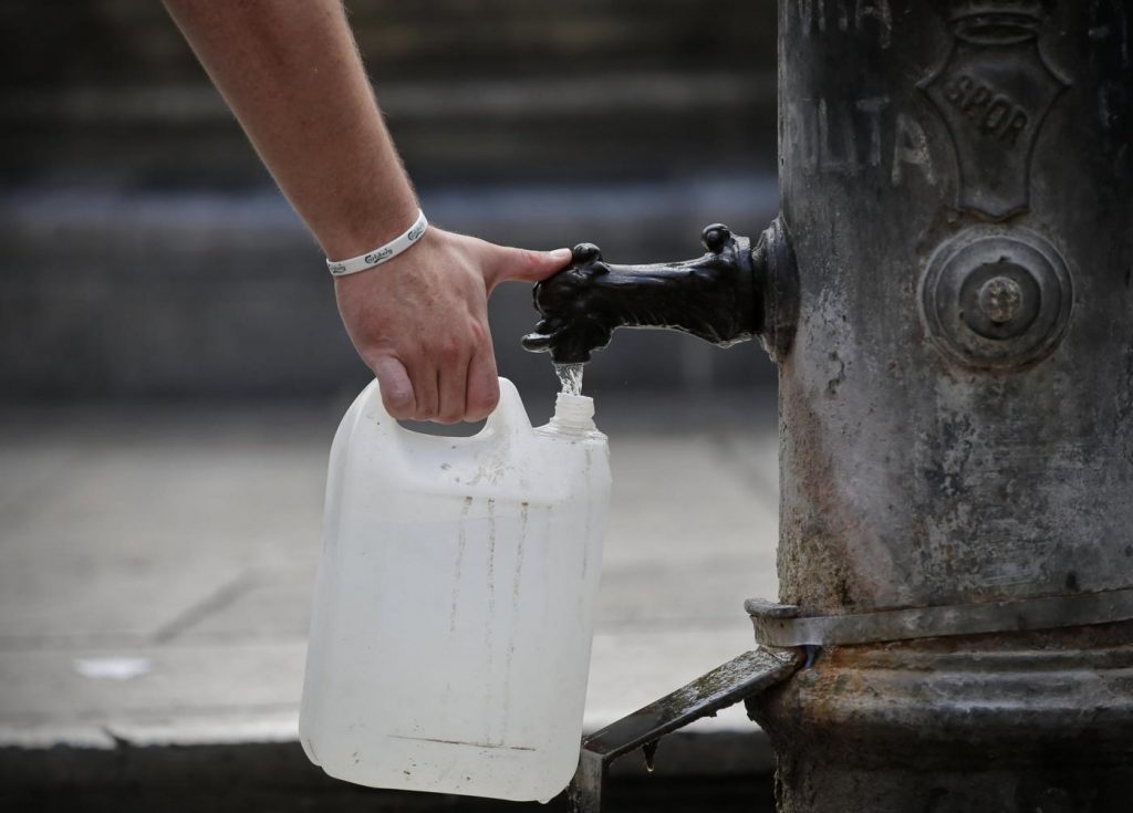 Roma, emergenza idrica: l’acqua delle fontane e dei nasoni dà refrigerio ai turisti