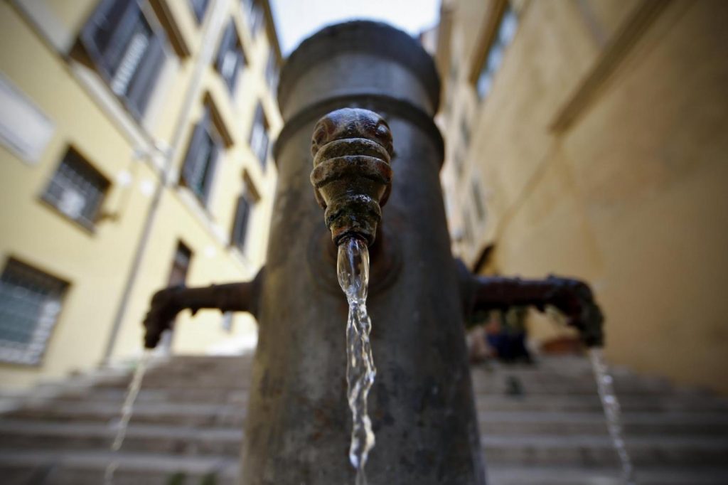 Roma, emergenza idrica: l’acqua delle fontane e dei nasoni dà refrigerio ai turisti