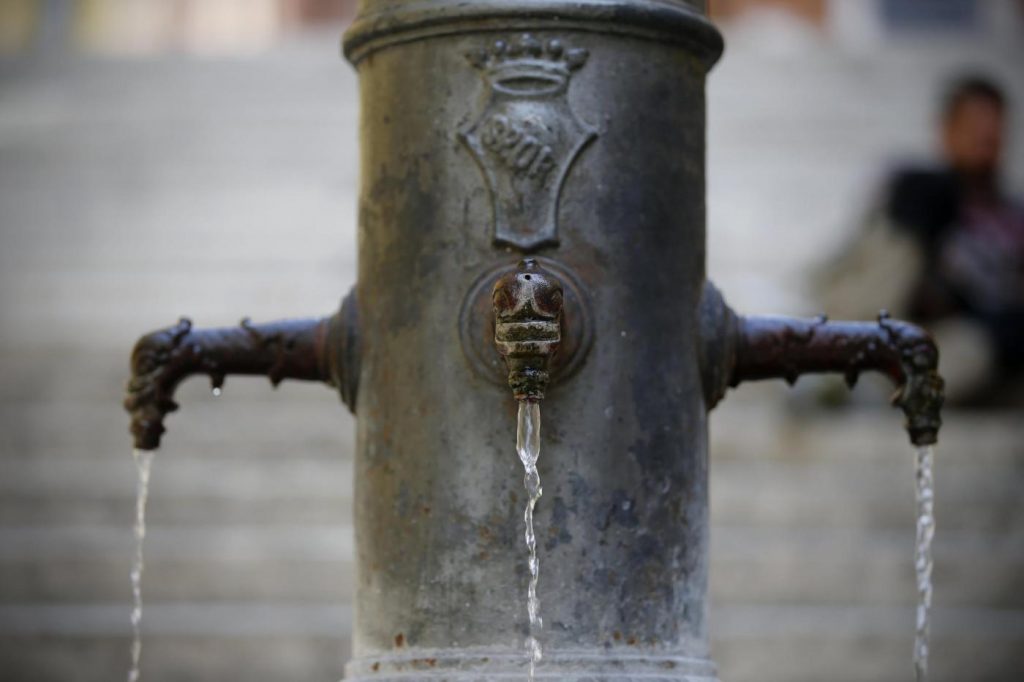 Roma, emergenza idrica: l’acqua delle fontane e dei nasoni dà refrigerio ai turisti