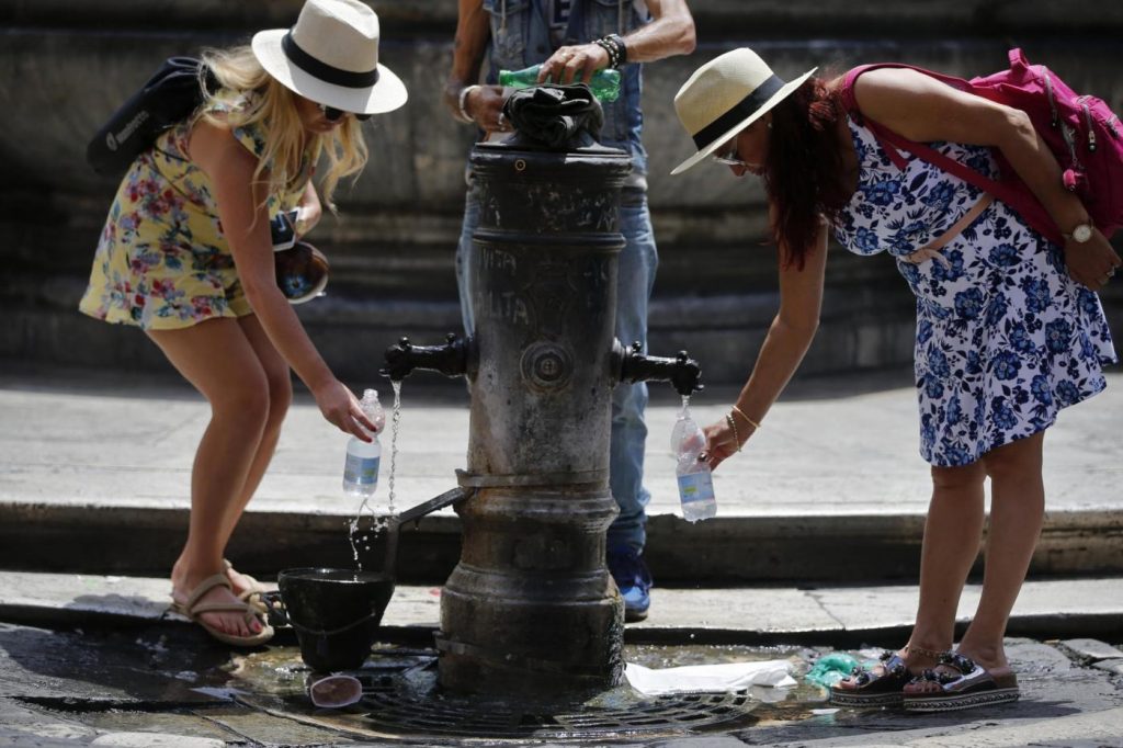 Roma, emergenza idrica: l’acqua delle fontane e dei nasoni dà refrigerio ai turisti