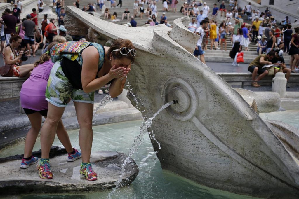 Roma, emergenza idrica: l’acqua delle fontane e dei nasoni dà refrigerio ai turisti