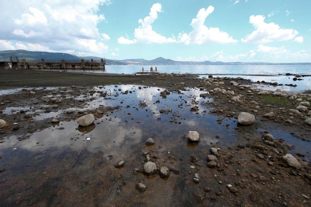 Le secche del lago di Bracciano causate dalla siccità