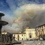 Sulmona, devastante incendio sul Monte Morrone: fiamme da 6 giorni, distrutti 900 ettari del Parco della Majella [FOTO]