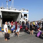Terremoto Ischia, la grande fuga dei turisti: in 11.000 hanno già lasciato l’isola [GALLERY]
