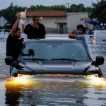 Uragano Harvey, Houston sott’acqua: vittime e migliaia di evacuati, fiumi a livelli record [GALLERY]