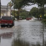 L’uragano Harvey lascia Houston sott’acqua: situazione “senza precedenti”, martedì la visita del presidente Trump [GALLERY]